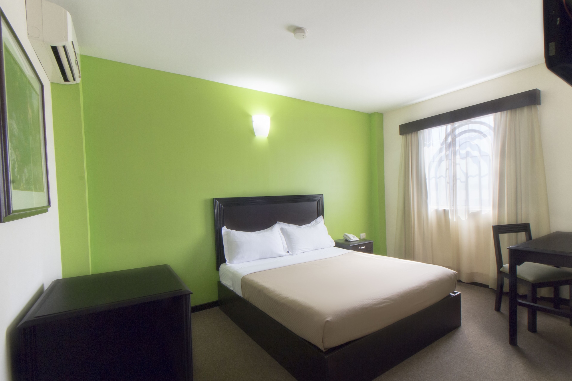 STANDARD, QUEEN BED