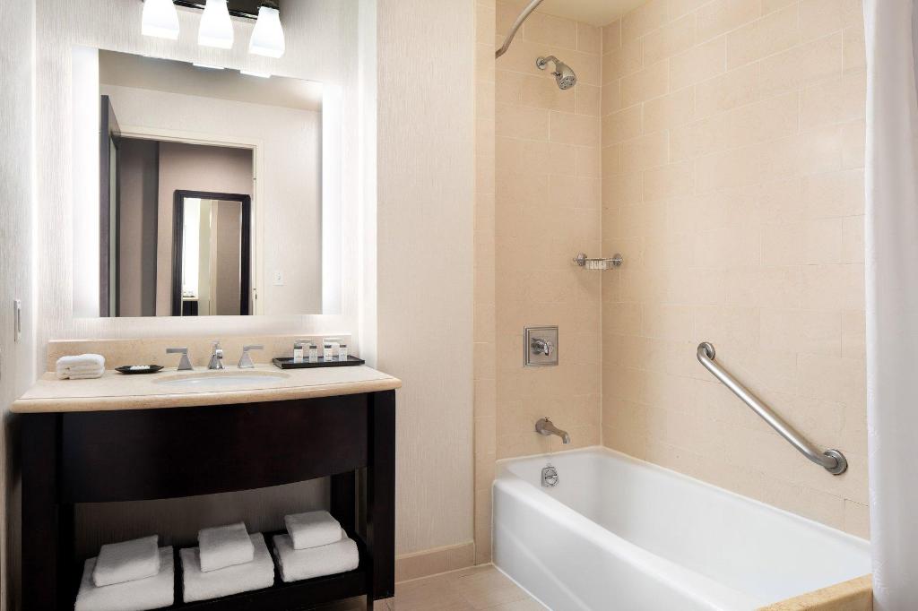 Guest Room, King Bed, Balcony, Club Floor, High Floor