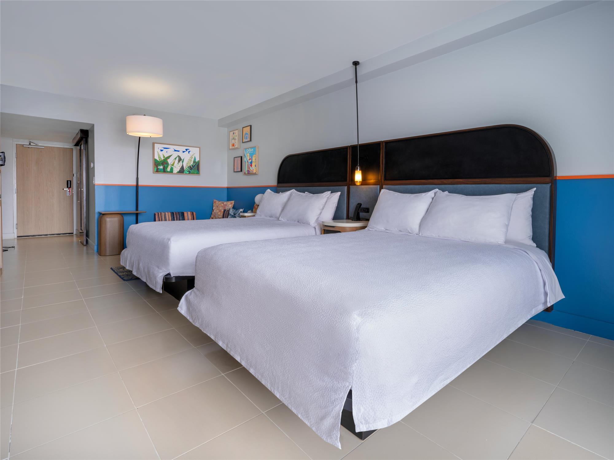 Deluxe, 2 Queen Beds, Bay View, Balcony