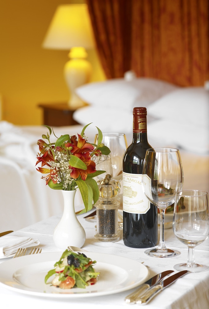 Dunraven Arms Hotel 37/43