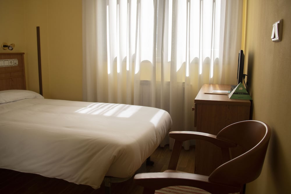 ROOM, SINGLE