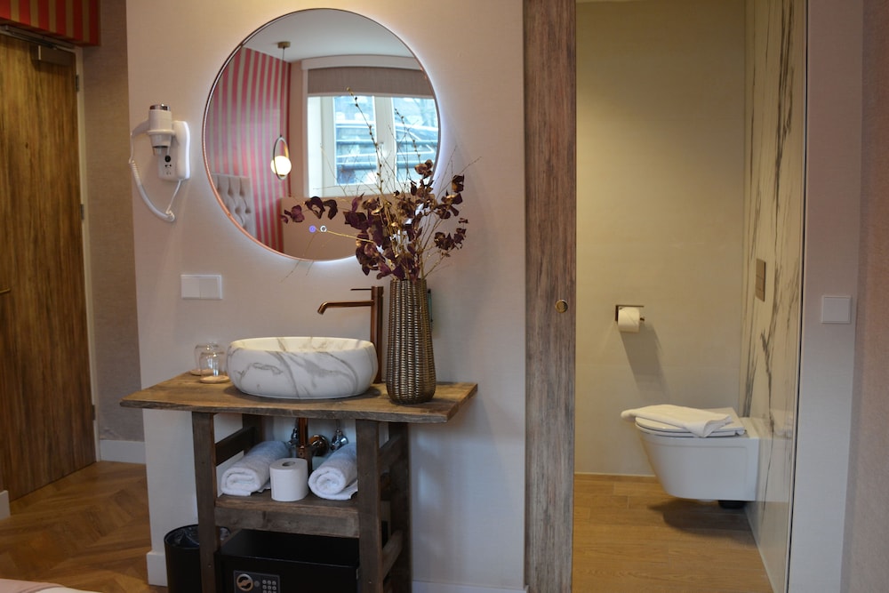 If boutique hotel 52/55