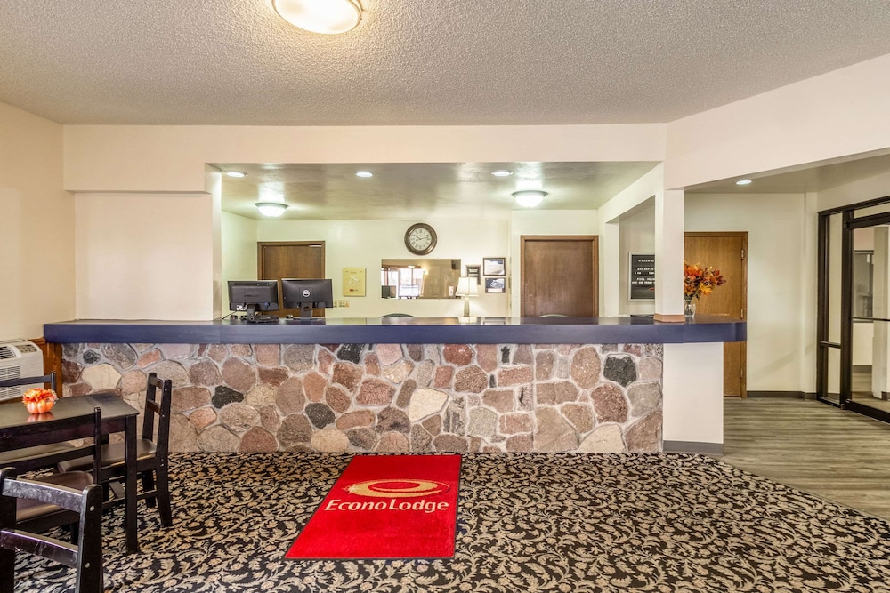 Econo Lodge Waupaca 4/35