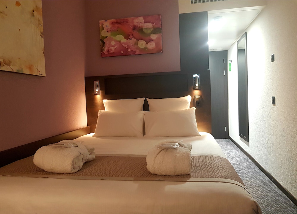 ROOM, DOUBLE BED
