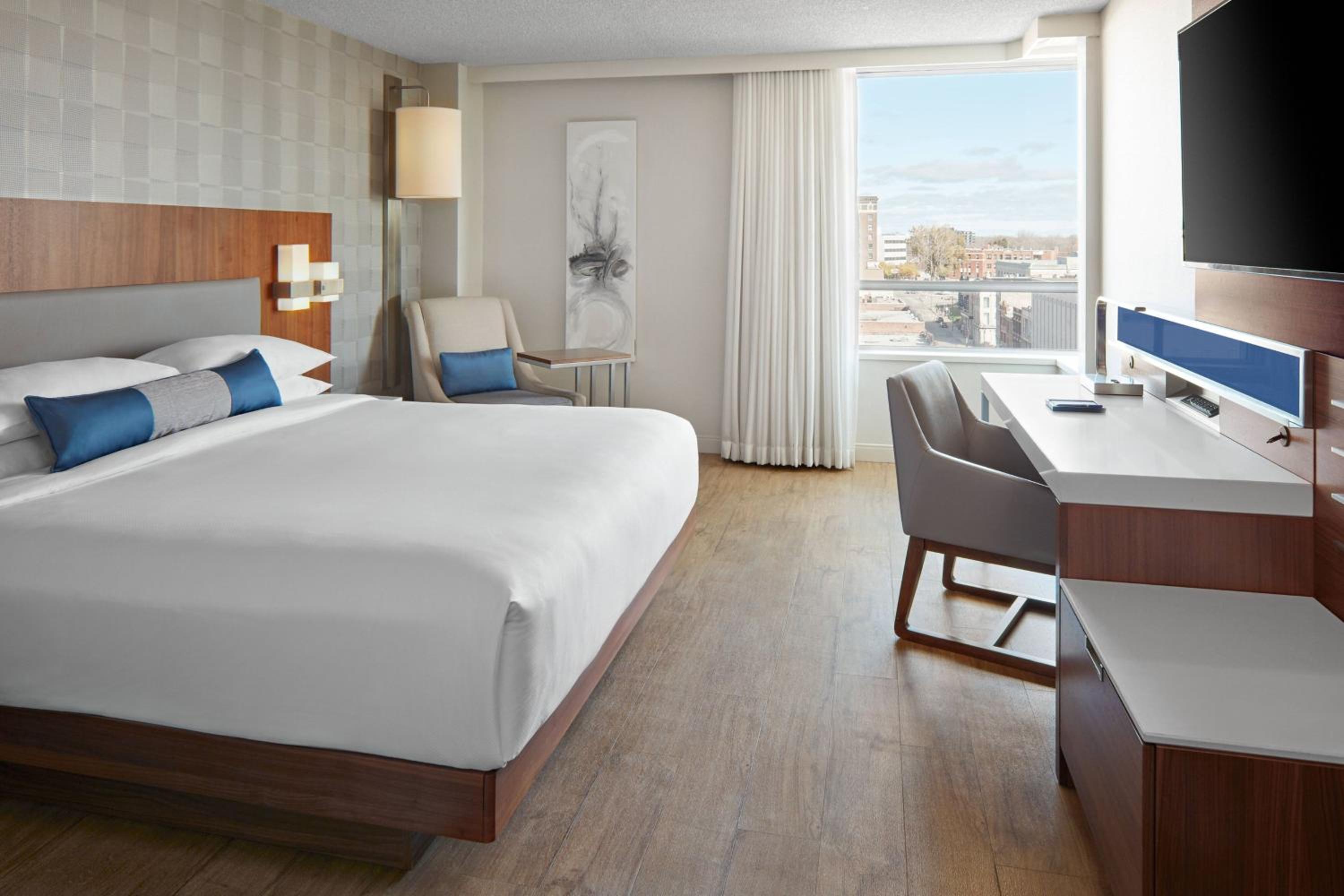 غرفة بسرير كينج، DELTA HOTELS BY MARRIOTT TROIS RIVIERES CONFERENCE CENTRE 8/15