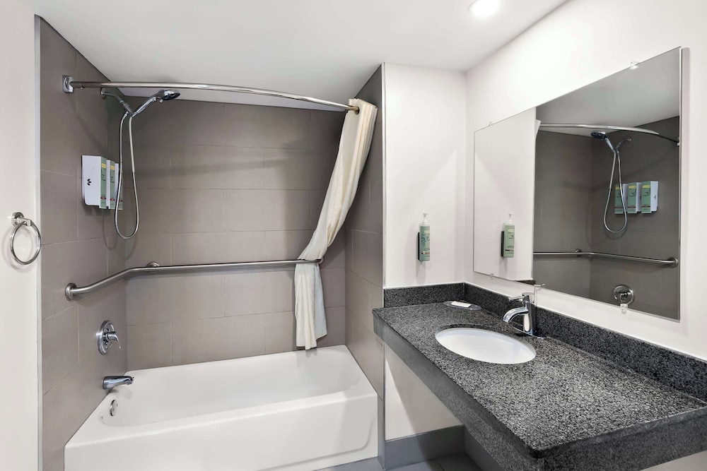 غرفة قياسية بسريرين مزدوجين لذوي الإعاقة، Best Western Luxbury Inn Fort Wayne 4/4