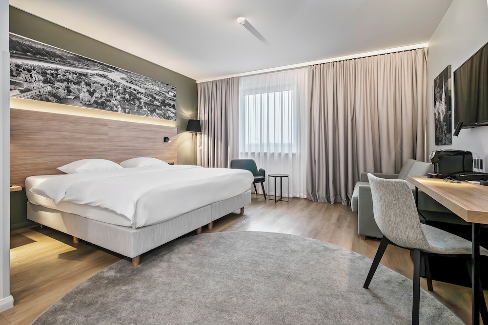 Family, Twin Beds, Airport View