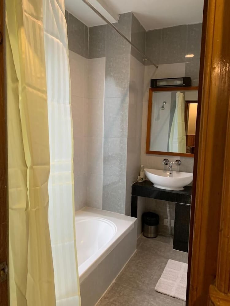 Khamsum Inn 44/47