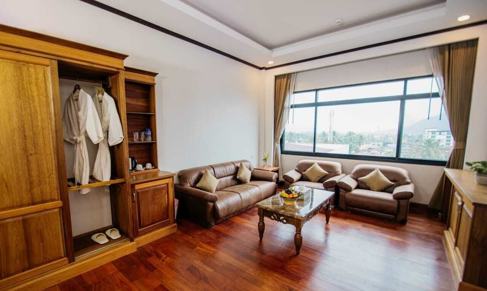 Sisombat Plaza Hotel 34/71