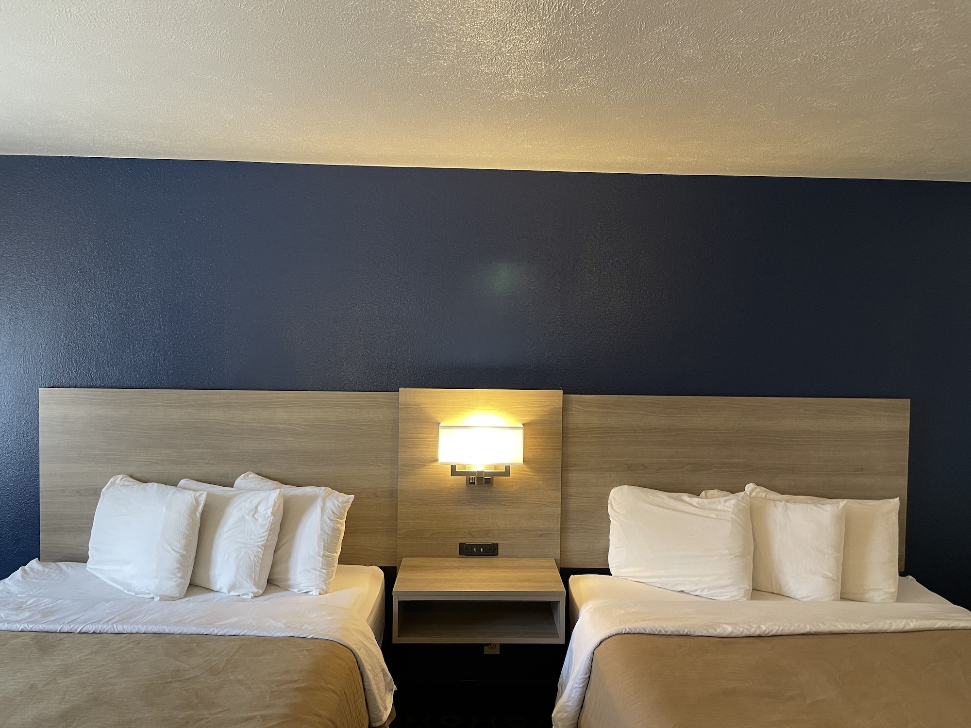 غرفة بسريرين كوين للمدخنين، Americas Best Value Inn Roosevelt Ballard 2/3