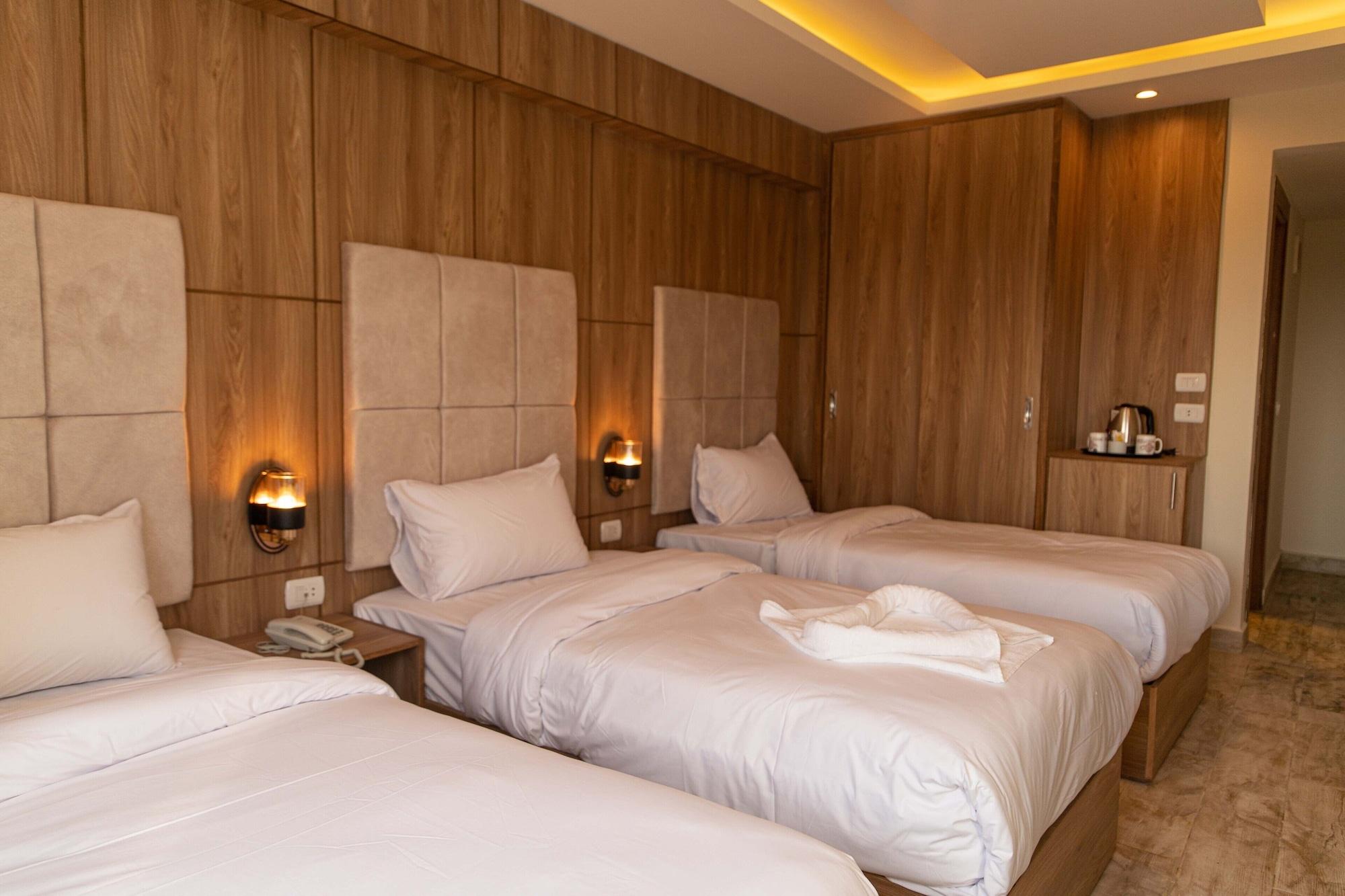 غرفة بسرير مزدوج بإطلالة على الحديقة، Nine Pyramids View Hotel 2/8