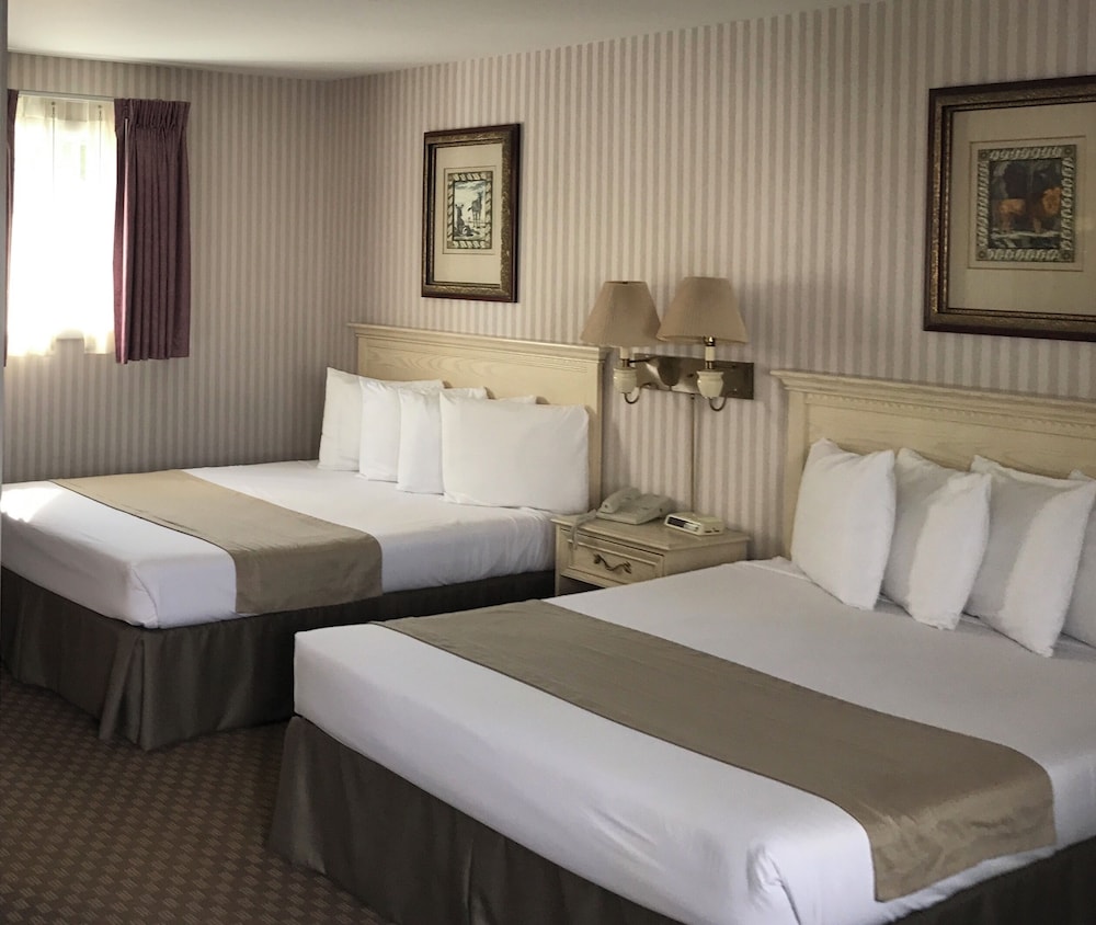 STANDARD, 2 QUEEN BEDS, COURT SIDE