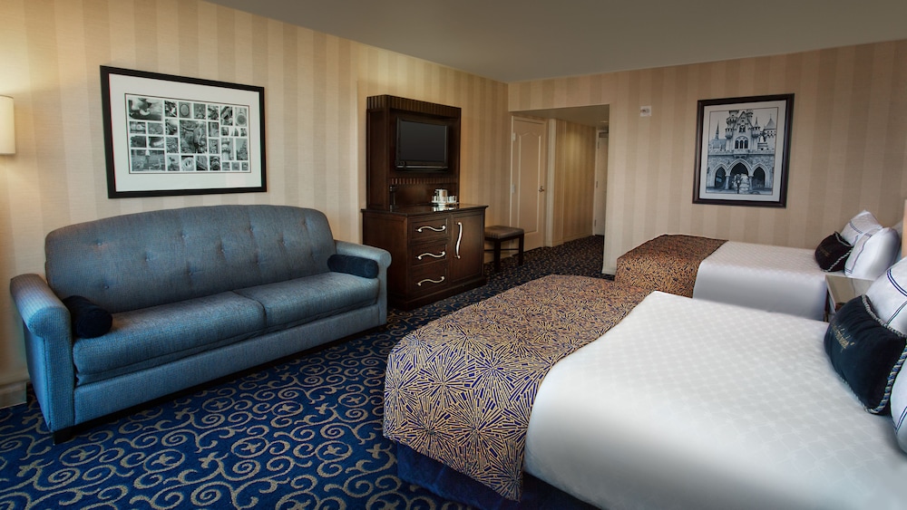 Disneyland Hotel 37/70