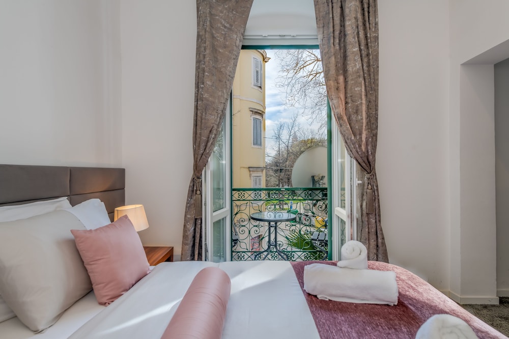 Starlight Luxury Suites 12/40