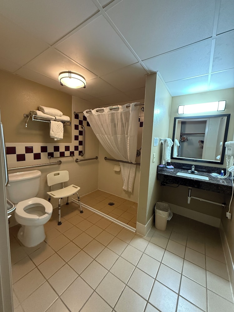 جناح بسرير كينج لذوي الإعاقة، Rodeway Inn Hesston, KS 9/10