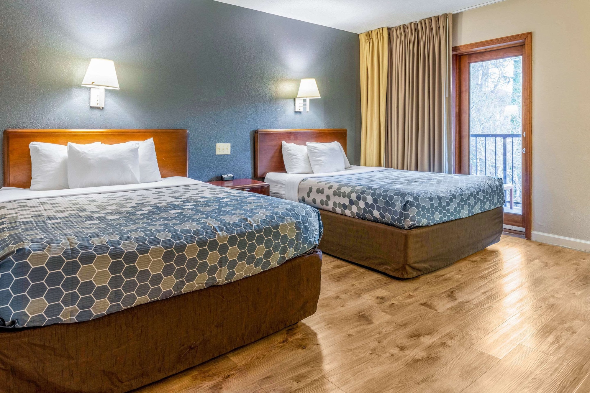 SUITE, MULTIPLE BEDS