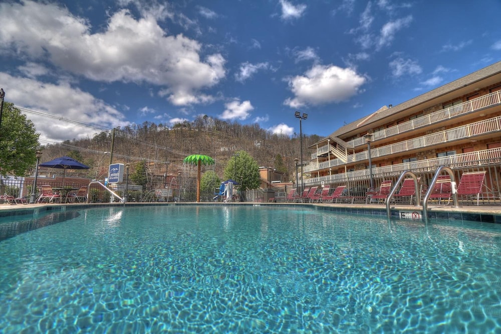 Crossroads Inn & Suites 59/68