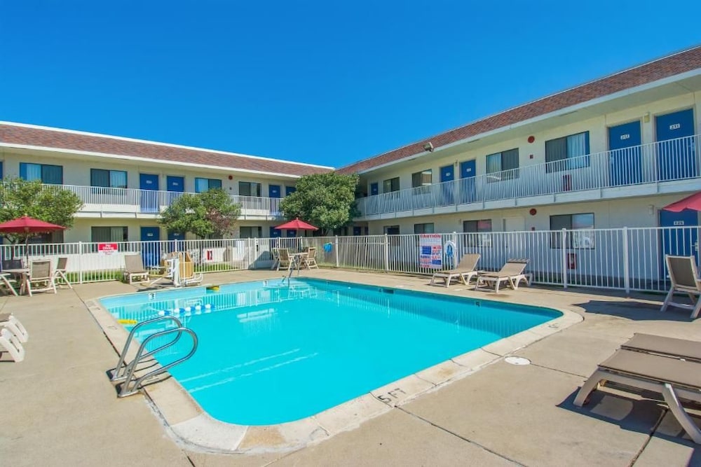 Motel6 Redding, CA - North 32/36