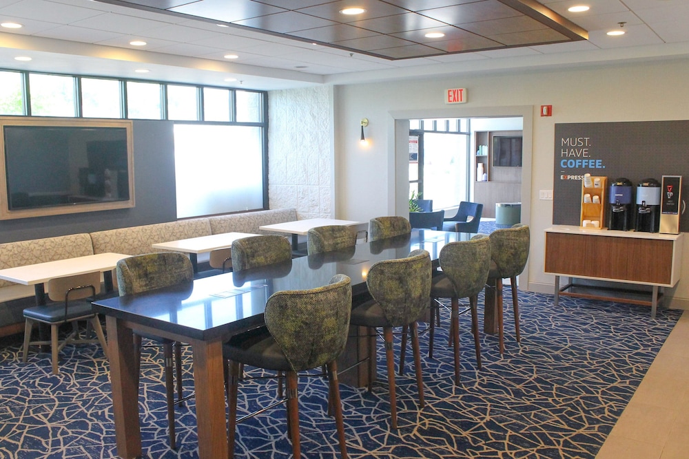 Holiday Inn Express & Suites Boston - Cambridge 30/47