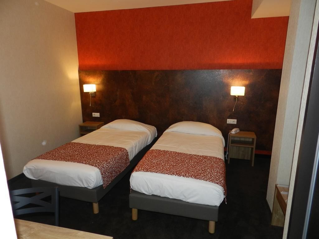 COMFORT, TWIN BEDS
