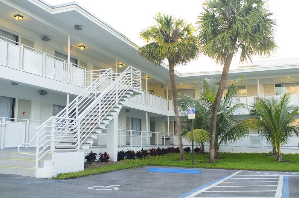 Collins Hotel 26/33