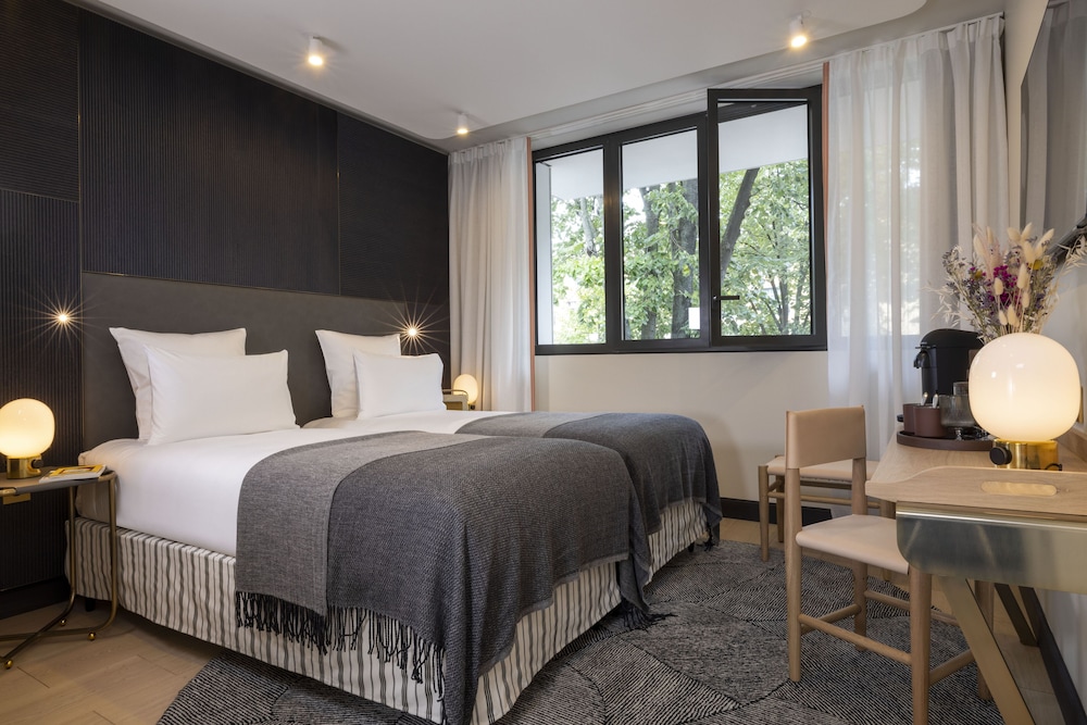 PETITE, TWIN BEDS
