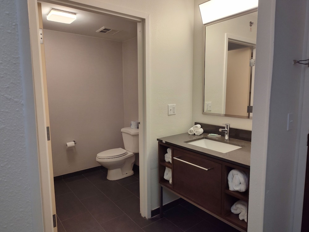 غرفة بسرير كينج مع أريكة، Courtyard by Marriott Flint Grand Blanc 10/10