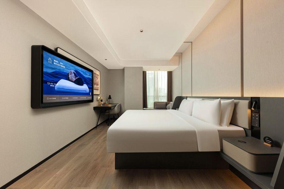 Elegant, Queen Bed