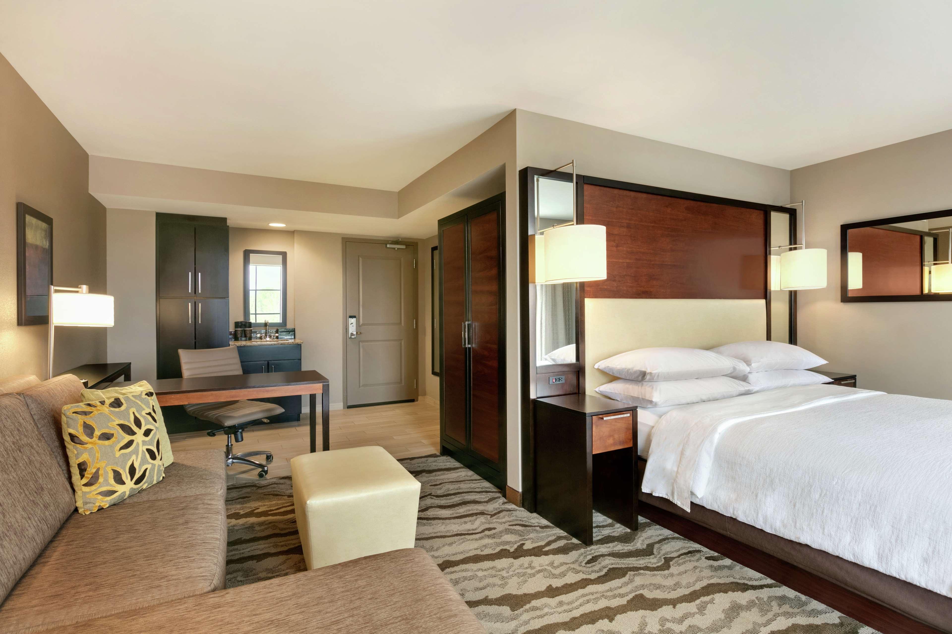 STUDIO, SUITE, KING BED, SOFA
