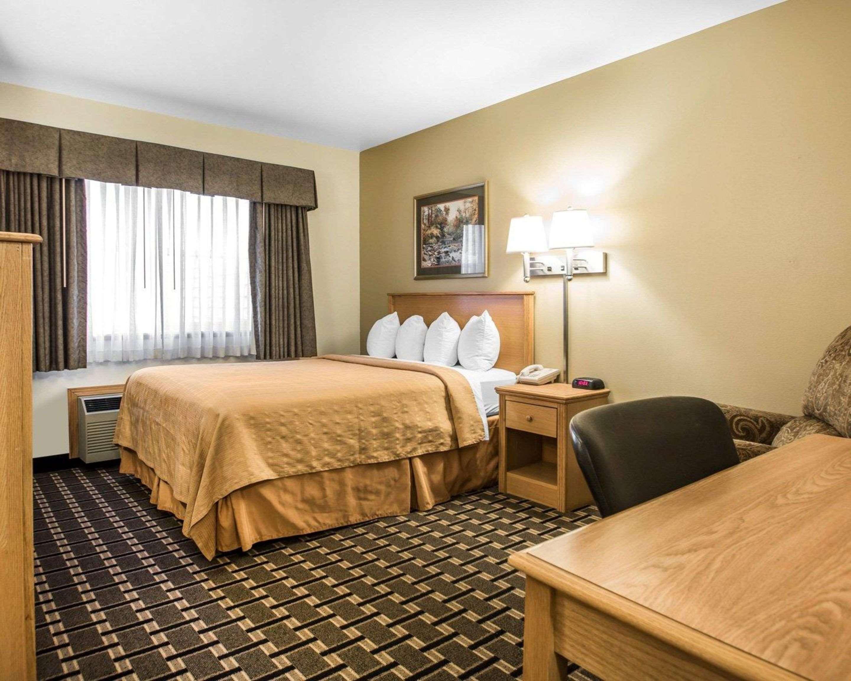 Room, Queen Bed, Quality Inn Mauston I-90 5/7