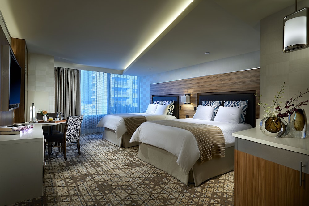DELUXE, 2 QUEEN BEDS, EAST TOWER