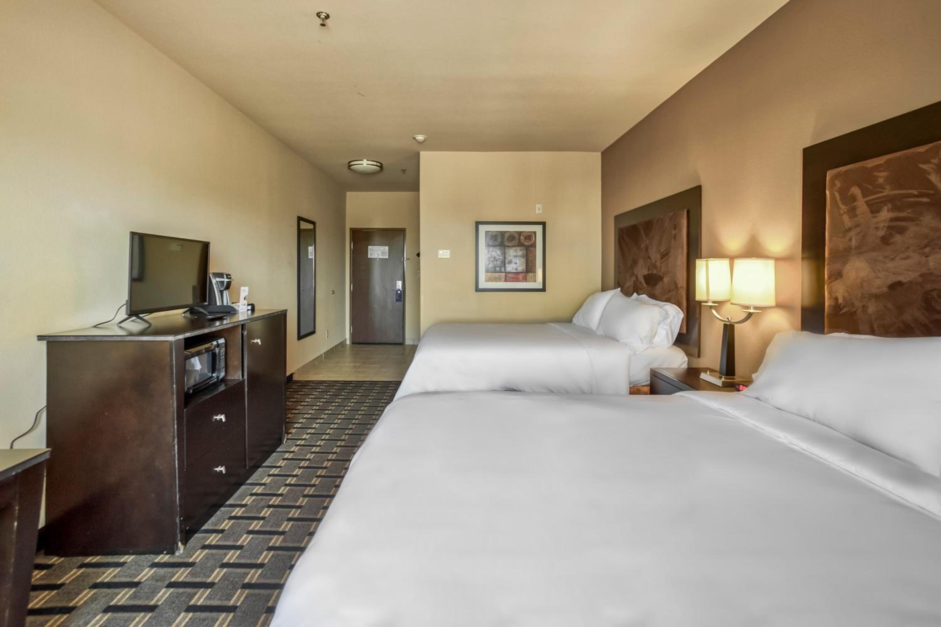 Suite, 2 Queen Beds, Accessible, Holiday Inn Express Suites Beeville 9/10