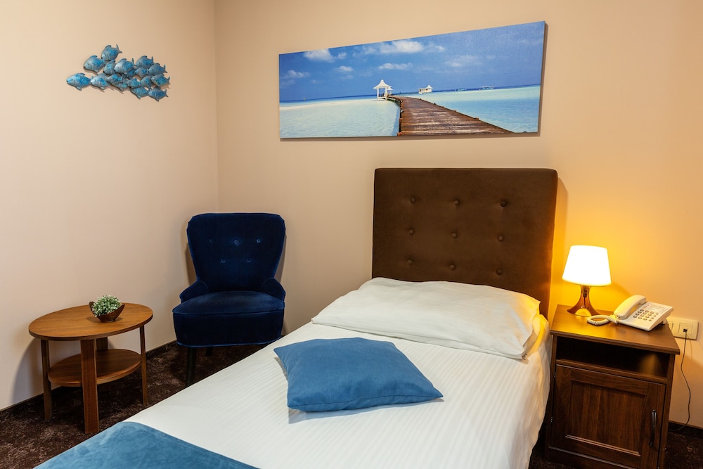 Max Inn Hotel 9/50