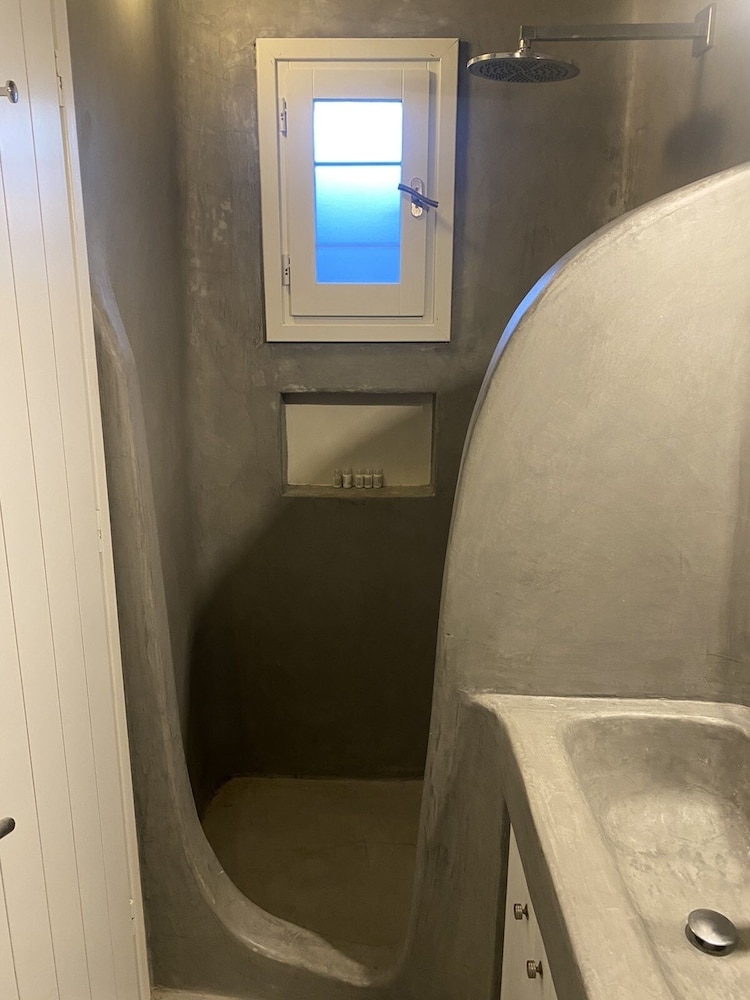 WHITE ROCK SUITES & VILLAS 24/50