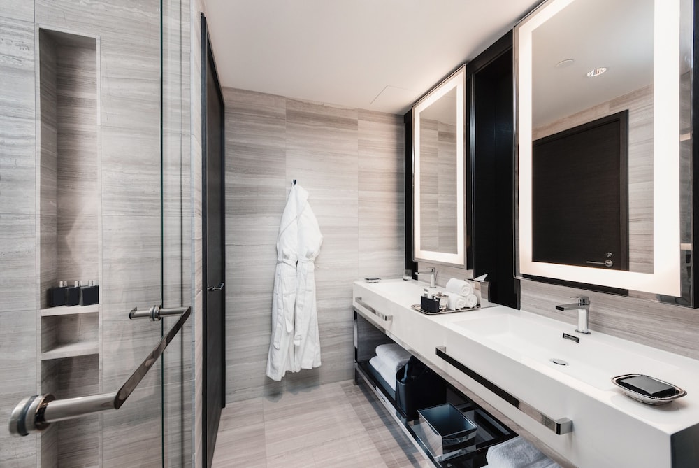 Paradox Hotel Vancouver 49/50