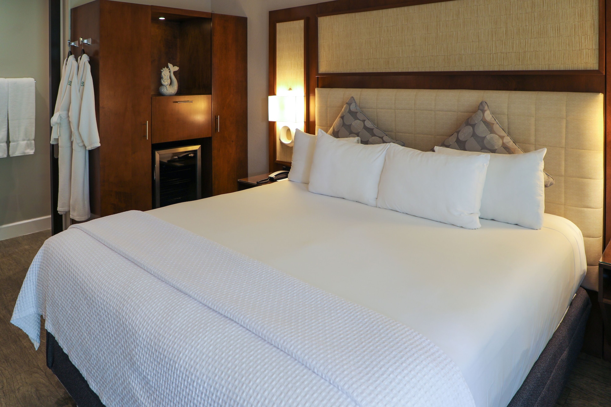 DELUXE, KING BED
