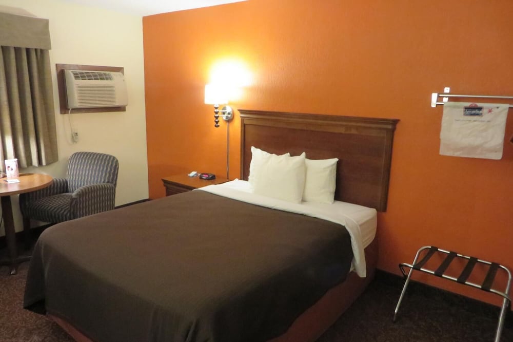 AmericInn by Wyndham Forest Lake 9/25