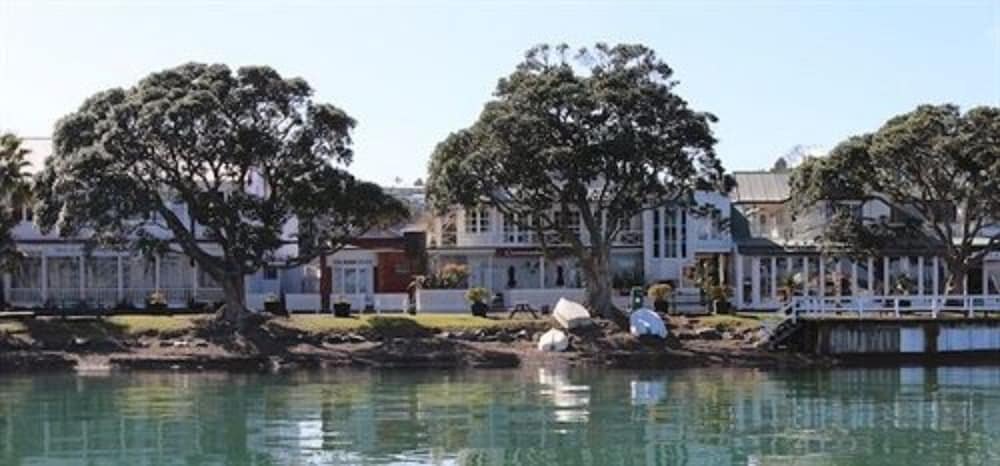 The Commodores Lodge 34/41