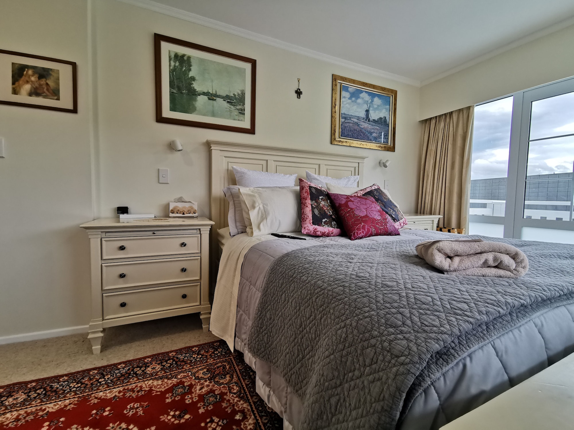 SUPERIOR, QUEEN BED, LAKE VIEW