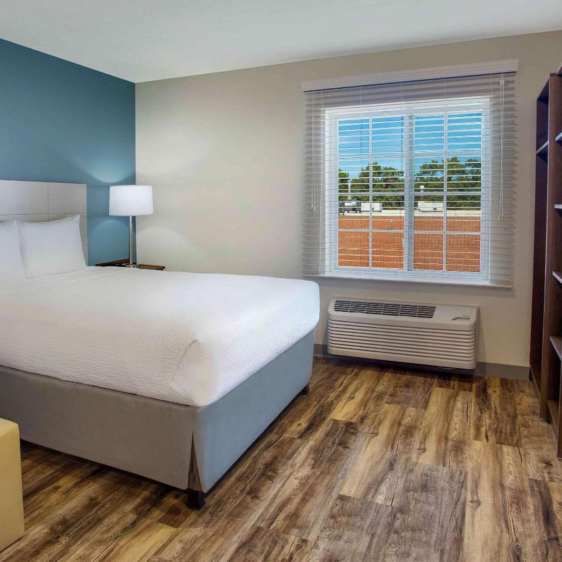ROOM, QUEEN BED