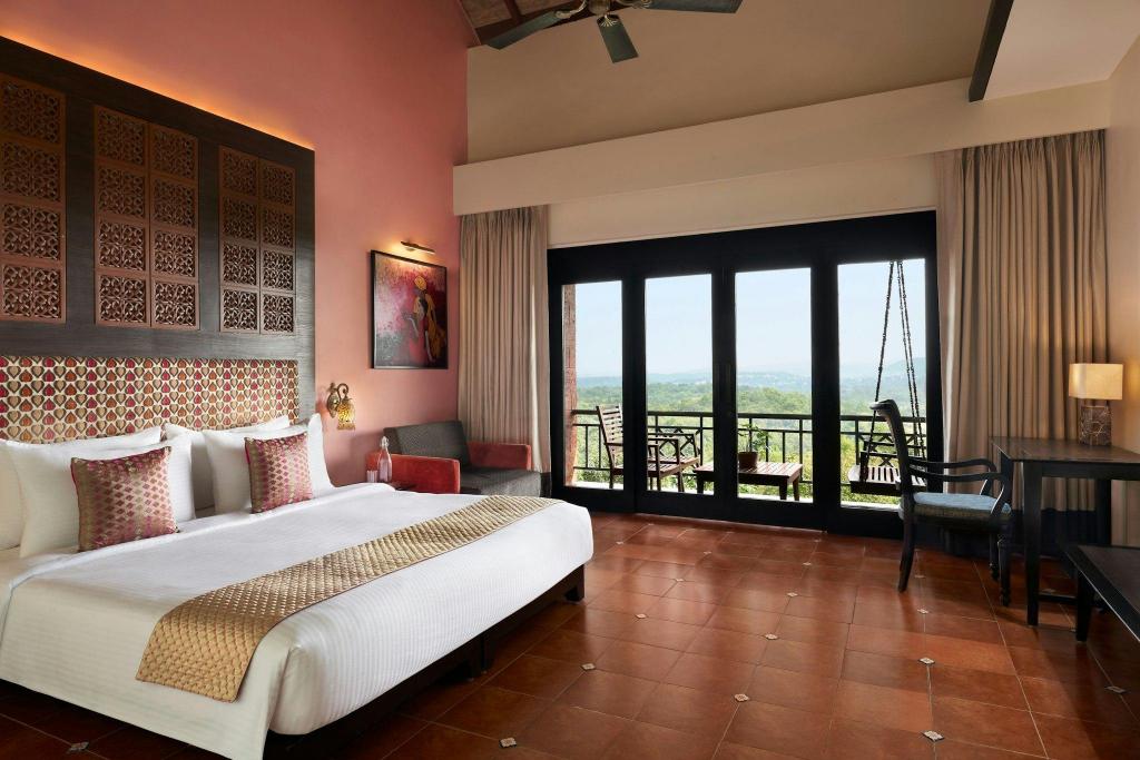 Aster, Guest Room, King Bed, Mountain View
