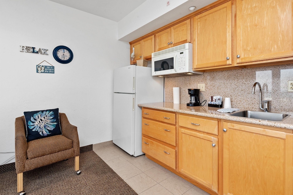 Beach House Inn & Suites 4/50