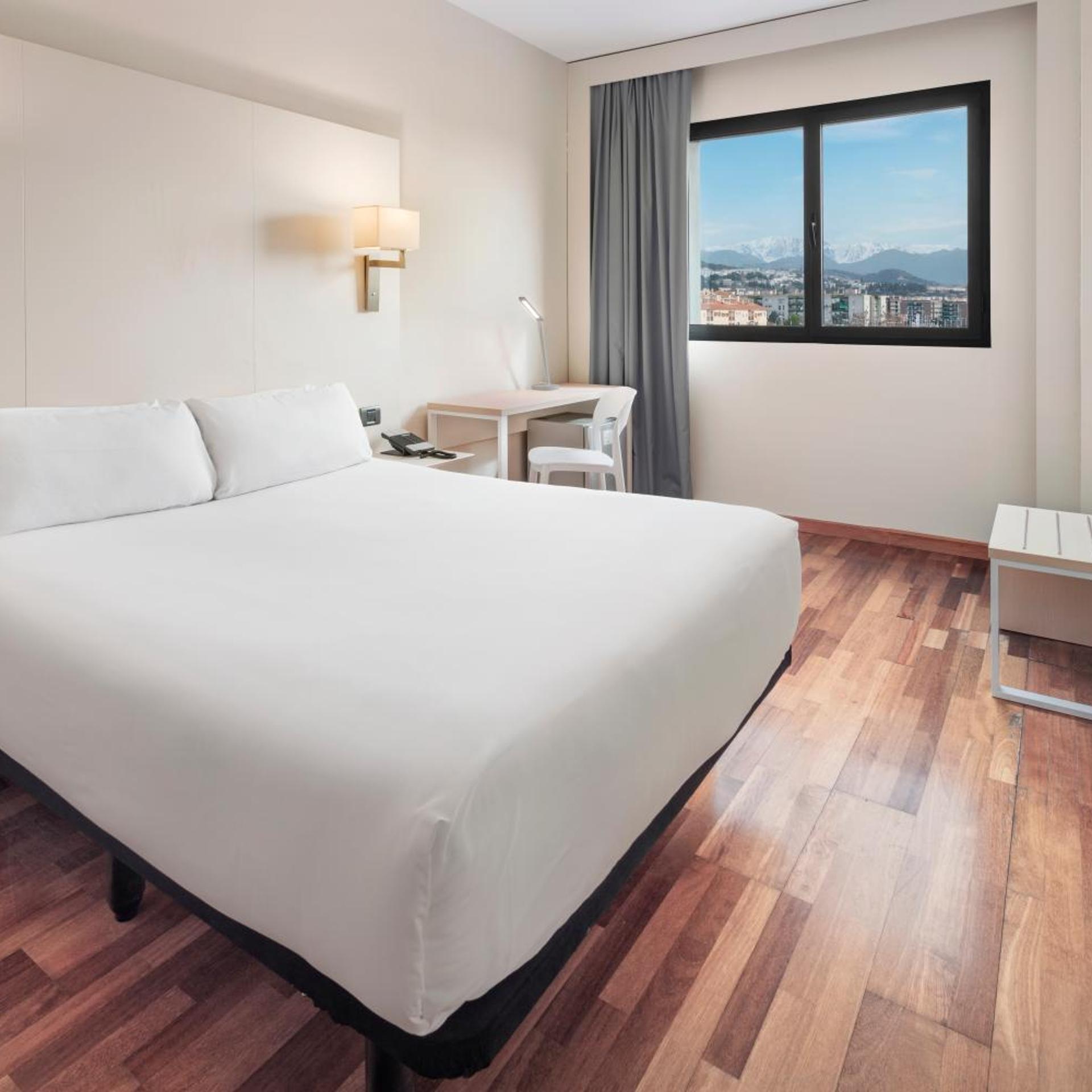 ROOM, DOUBLE OR TWIN BED