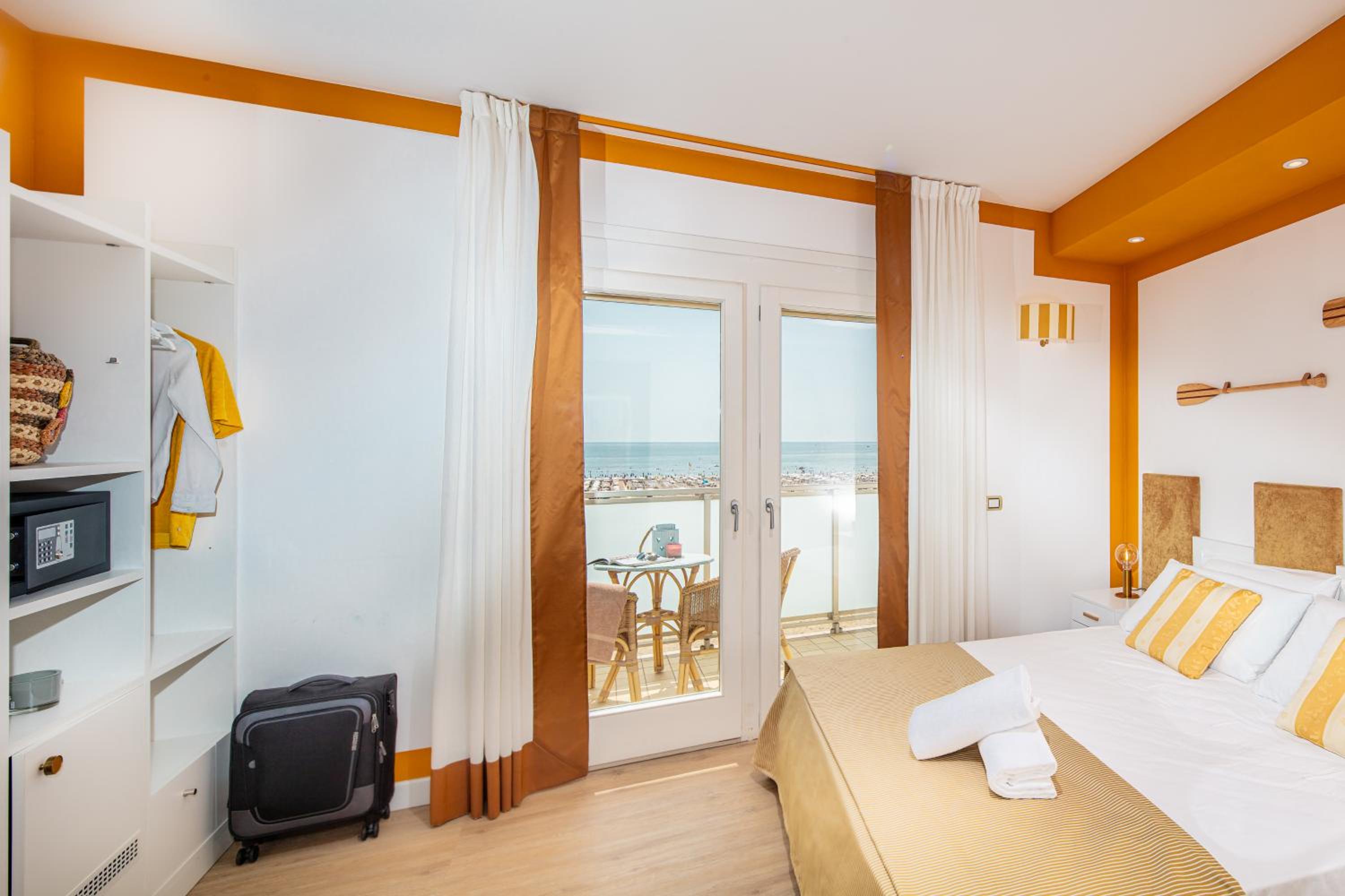 Comfort, Double or Twin Bed, Lateral Side Sea View, Balcony، Karinzia Hotel 2/4