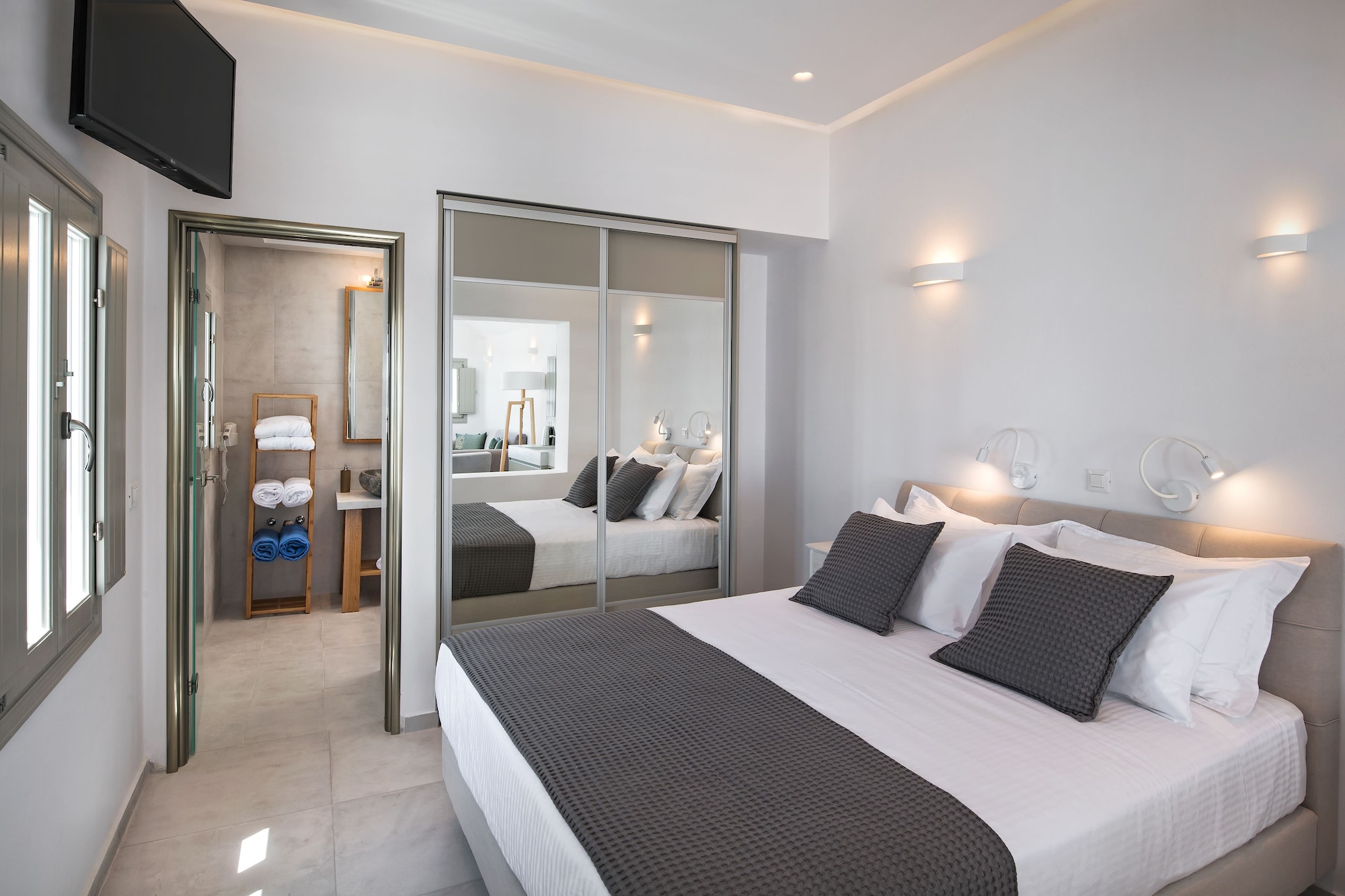 1 BEDROOM, SUITE, QUEEN BED, SEA VIEW, SOFA