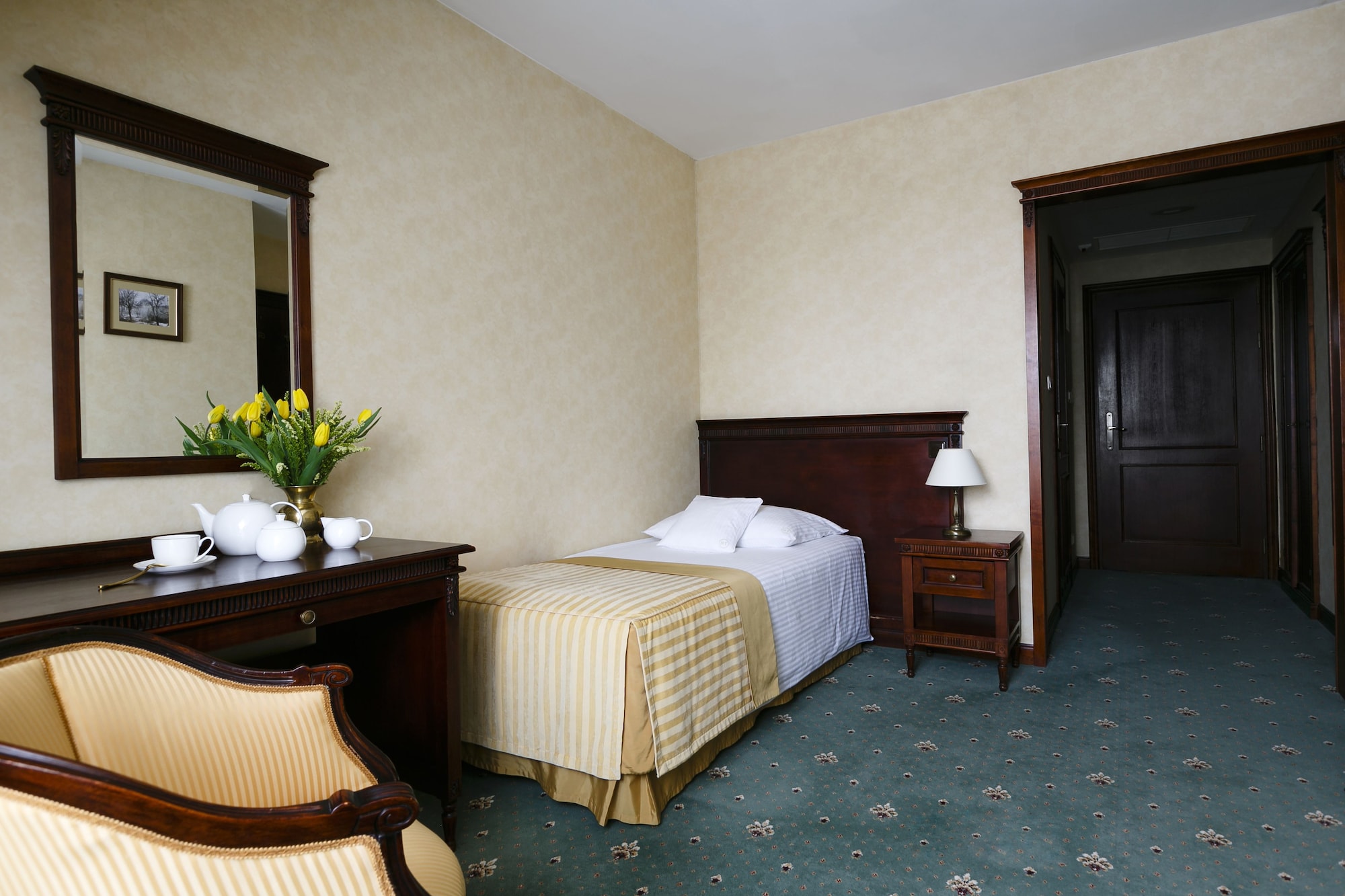 ROOM, SINGLE