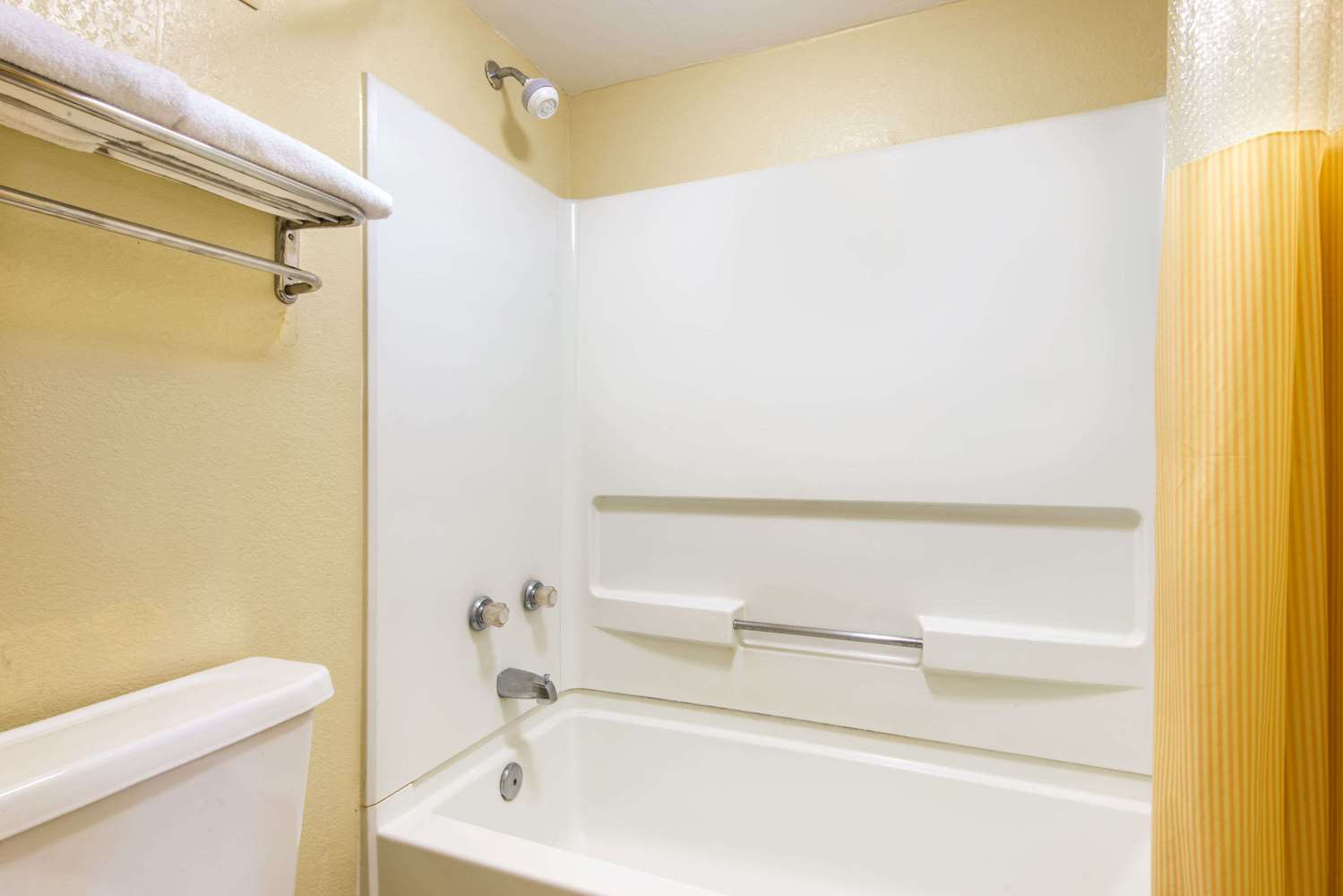 Days Inn by Wyndham Shorter 22/24