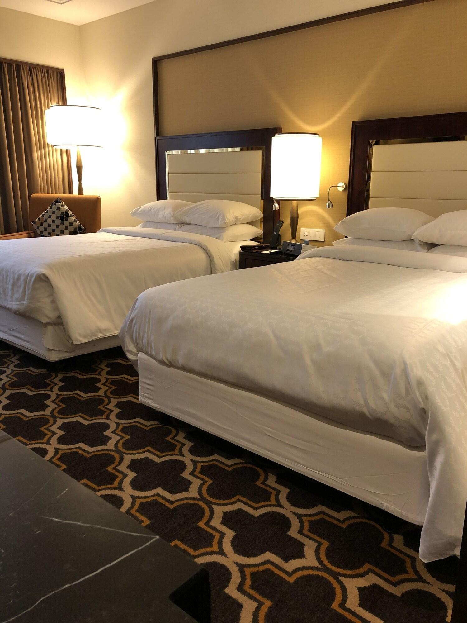 غرفة قياسية بسريرين منفصلين، Sheraton Grand Pune Bund Garden Hotel 5/7