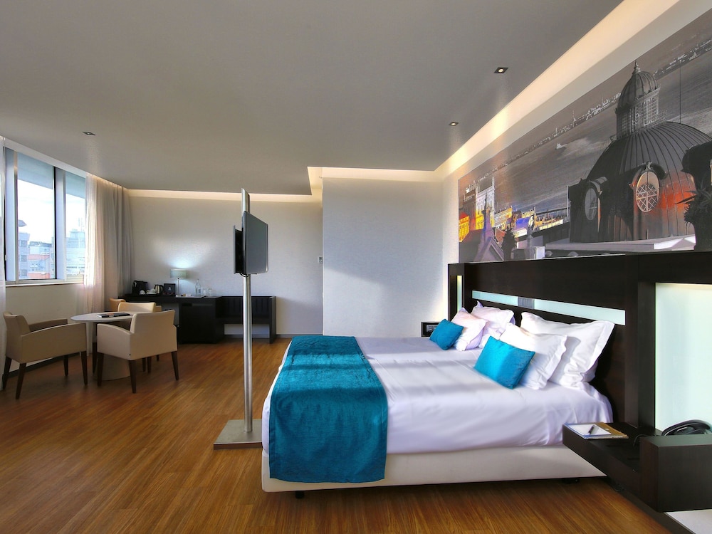 EXECUTIVE, QUEEN BED, SOFA