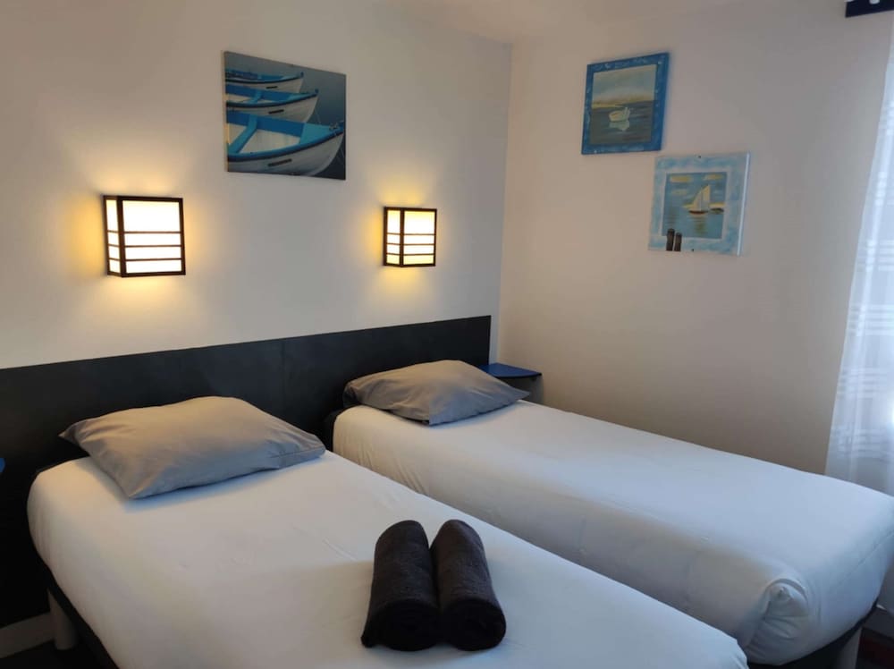 غرفة قياسية بسريرين منفصلين، Kyriad Direct Saintes 3/10